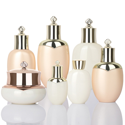 贅沢な金の独特な50ml表面クリームの瓶100ml 120ml 150mlのトナーのローションのびんのSkincareのスーツの包装