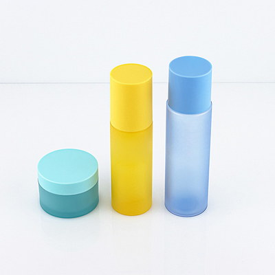 Ecoの友好的な化粧品の包装は155mlの表面心配のクリーム色の瓶のスーツを置きます